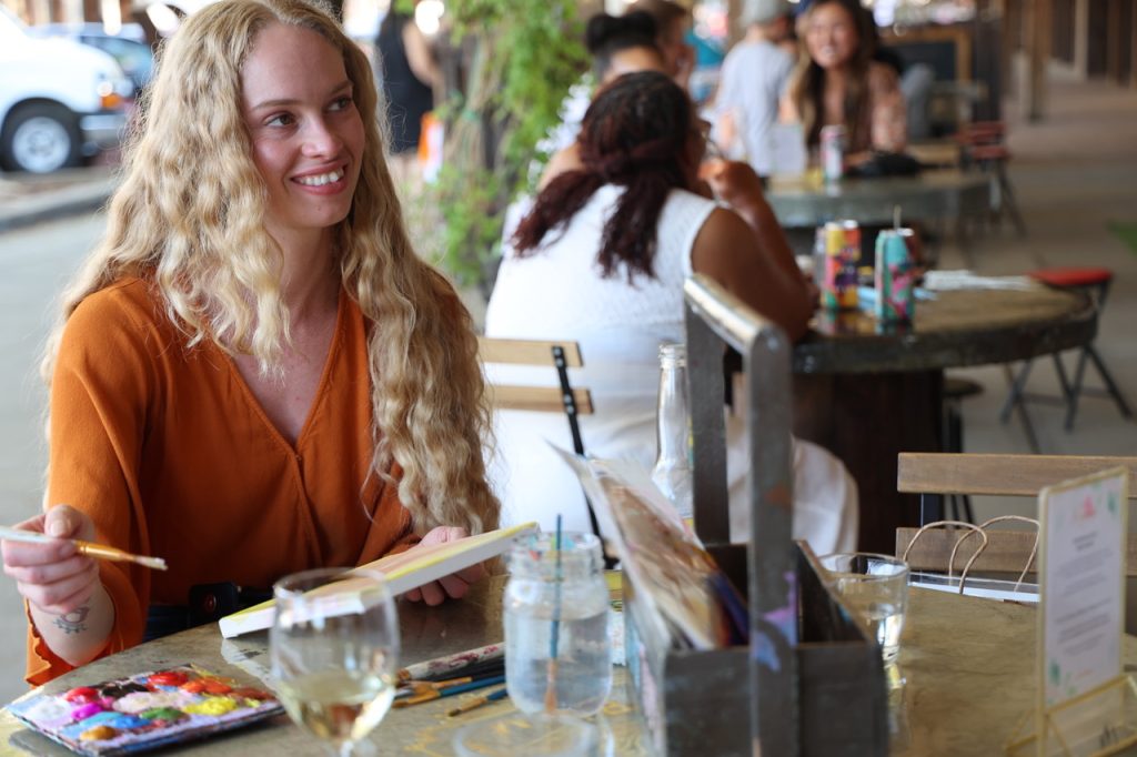 atrium_patio_-_art_cafe_painting_orange_top_-img_4954